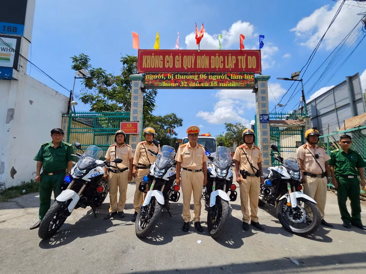 Người dân bắt đầu rời thành phố về quê nghỉ lễ 30/4 -0