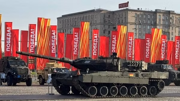 Nga trưng bày siêu tăng Leopard 2 thu từ Ukraine giữa thủ đô Moscow
