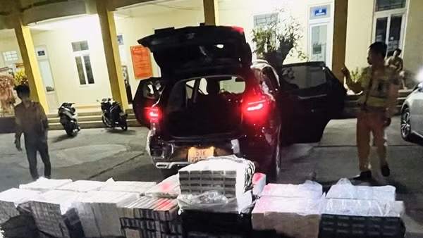 Chở 10.000 gói thuốc lá lậu tháo chạy vào cao tốc nhưng không thoát