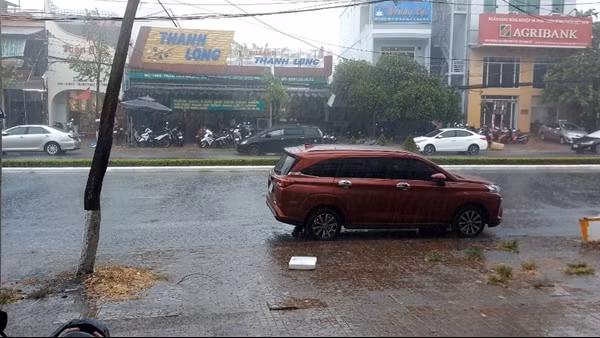 Cần Thơ xuất hiện trận mưa "vàng” giải nhiệt