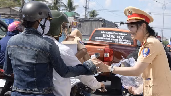 CSGT Công an Tiền Giang kết hợp điều phối giao thông với tặng nước suối