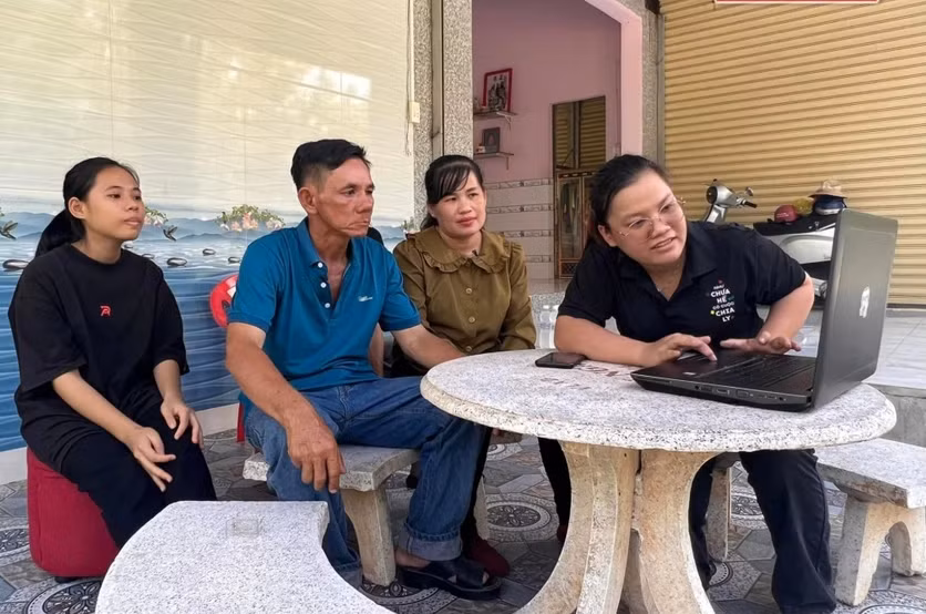 Người cha nghẹn ngào khi tìm được con sau 43 năm thất lạc -0