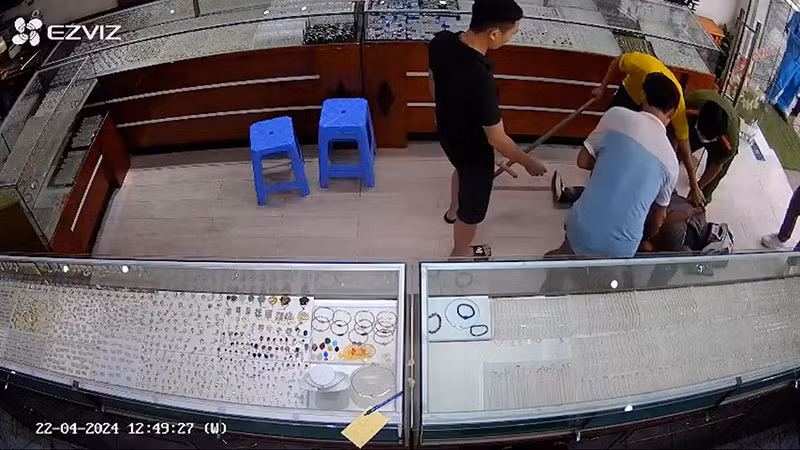 Nhanh chóng khống chế, bắt giữ đối tượng cướp tiệm vàng Mai Hân -2