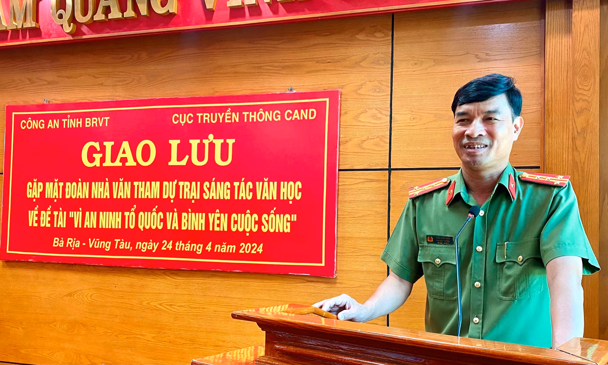 Giao lưu đoàn nhà văn dự Trại sáng tác “Vì an ninh Tổ quốc và bình yên cuộc sống” -0