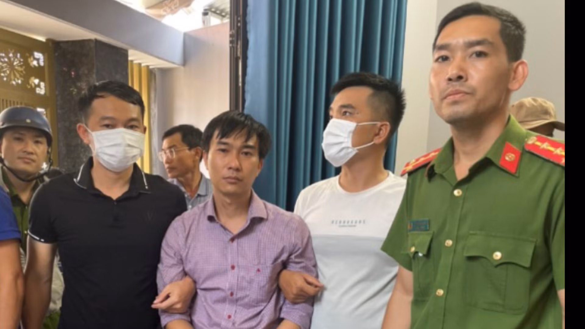 Áp giải nghi can giết người phụ nữ rồi phân xác thành nhiều mảnh đến hiện trường -0