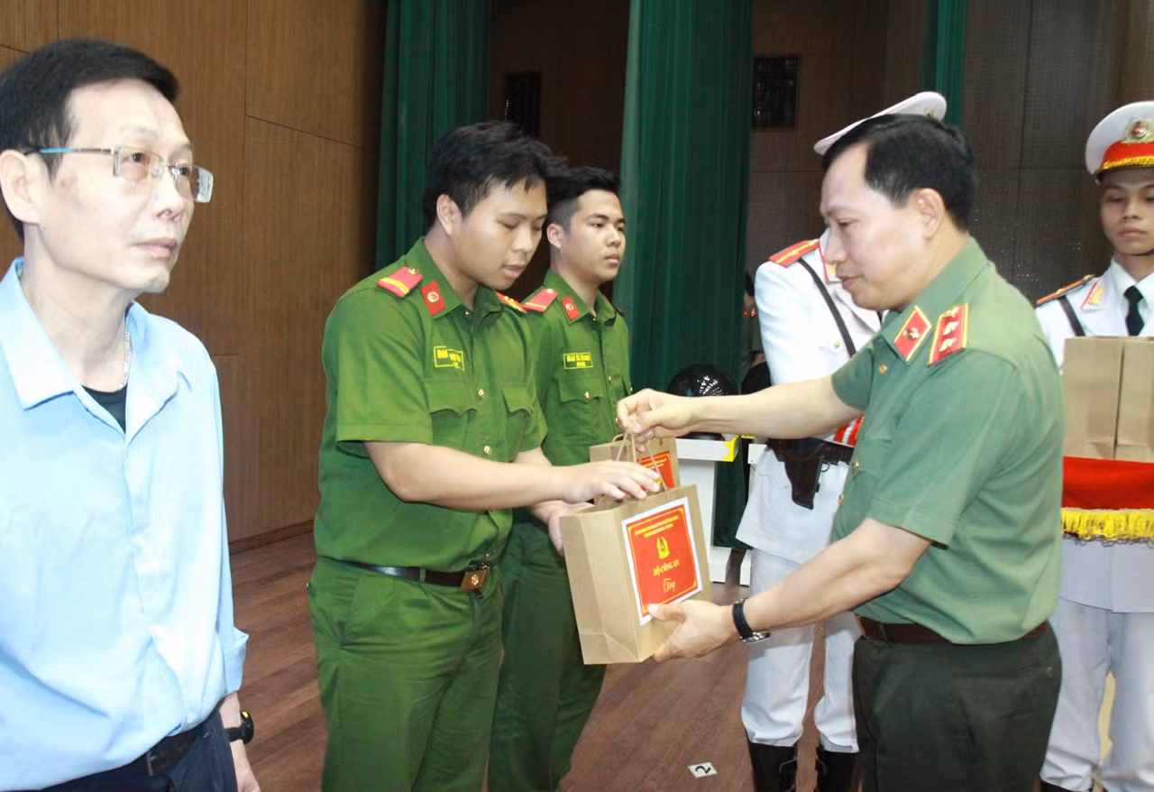 Bộ Công an phát động Tháng Công nhân và Tháng hành động về an toàn vệ sinh lao động trong CAND -0