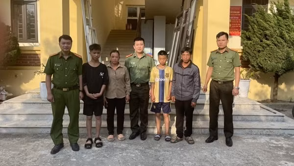 Từ thông tin trên cơ sở dữ liệu quốc gia về dân cư, tìm được gia đình cho 2 cháu người Mông “đi lạc”
