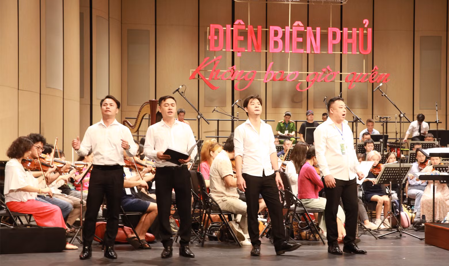 Nghệ sĩ miệt mài tập luyện cho chương trình “Điện Biên Phủ - Không bao giờ quên” -3