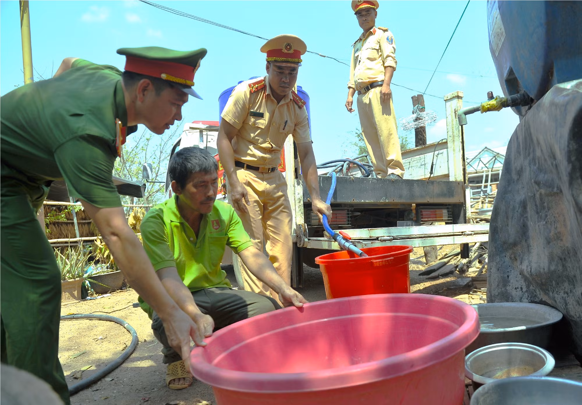 Những giọt nước nghĩa tình của cán bộ, chiến sĩ nơi biên giới -0