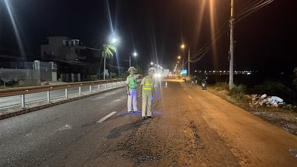 CSGT kịp thời xử lý vụ đá dăm rơi vãi trên QL1A do bạn đọc Báo CAND phản ánh