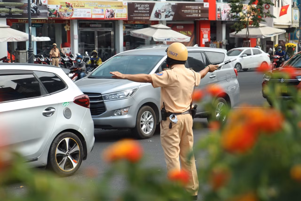 Người dân bắt đầu rời thành phố về quê nghỉ lễ 30/4 -2