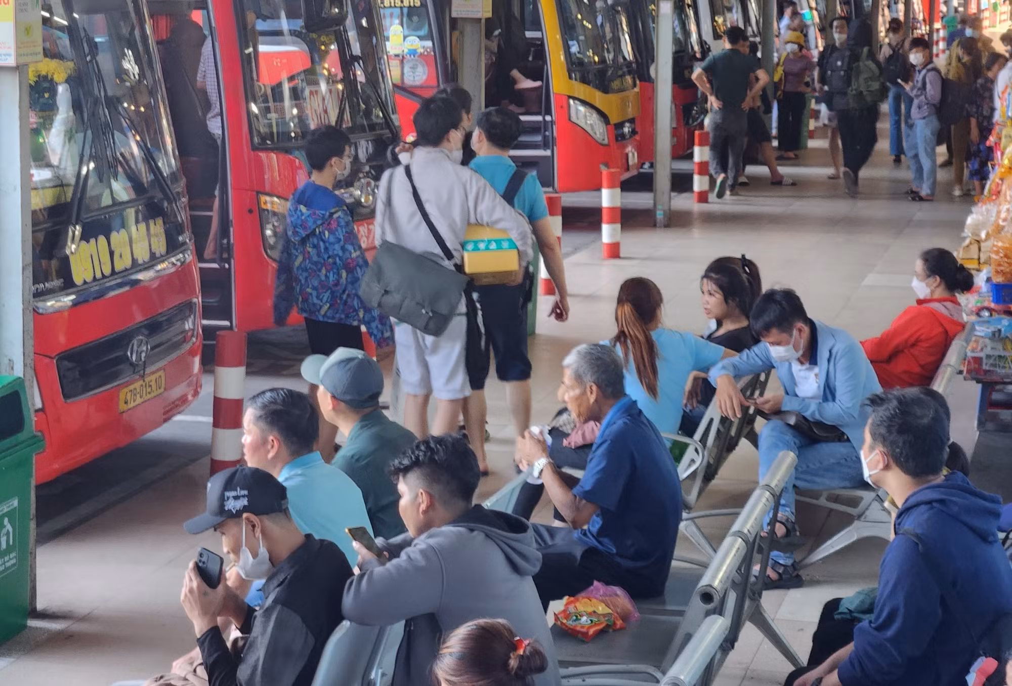 Người dân bắt đầu rời thành phố về quê nghỉ lễ 30/4 -1