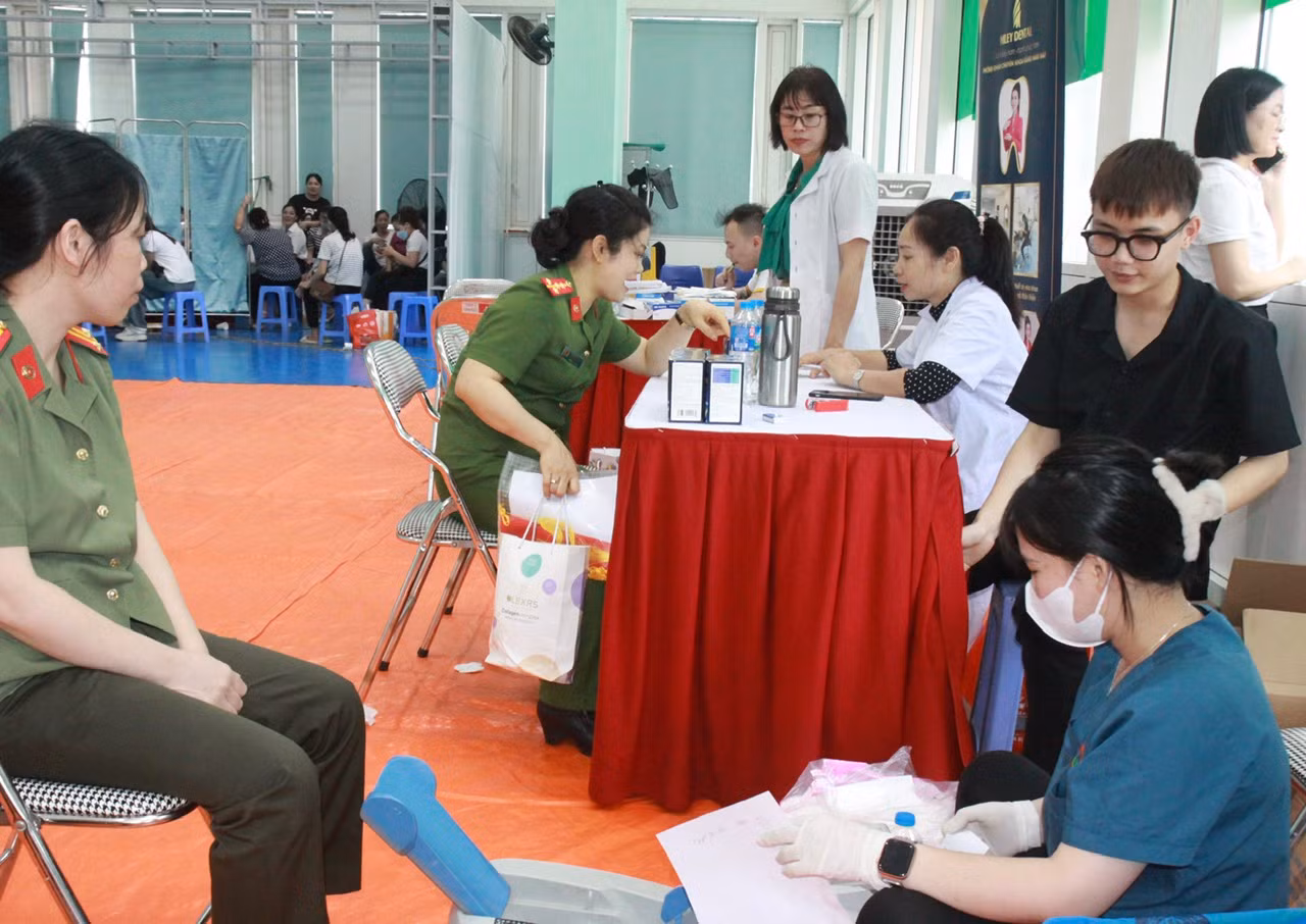 Nhiều CBCS, đoàn viên công đoàn CAND được khám bệnh miễn phí khi đến tham dự Chương trình "Ngày hội cảm ơn người lao động" năm 2024 do Công đoàn CAND tổ chức.