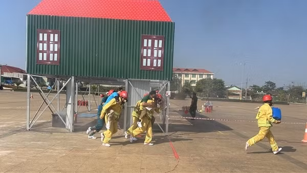 Sôi nổi Hội thi nghiệp vụ chữa cháy và CNCH Tổ liên gia an toàn PCCC