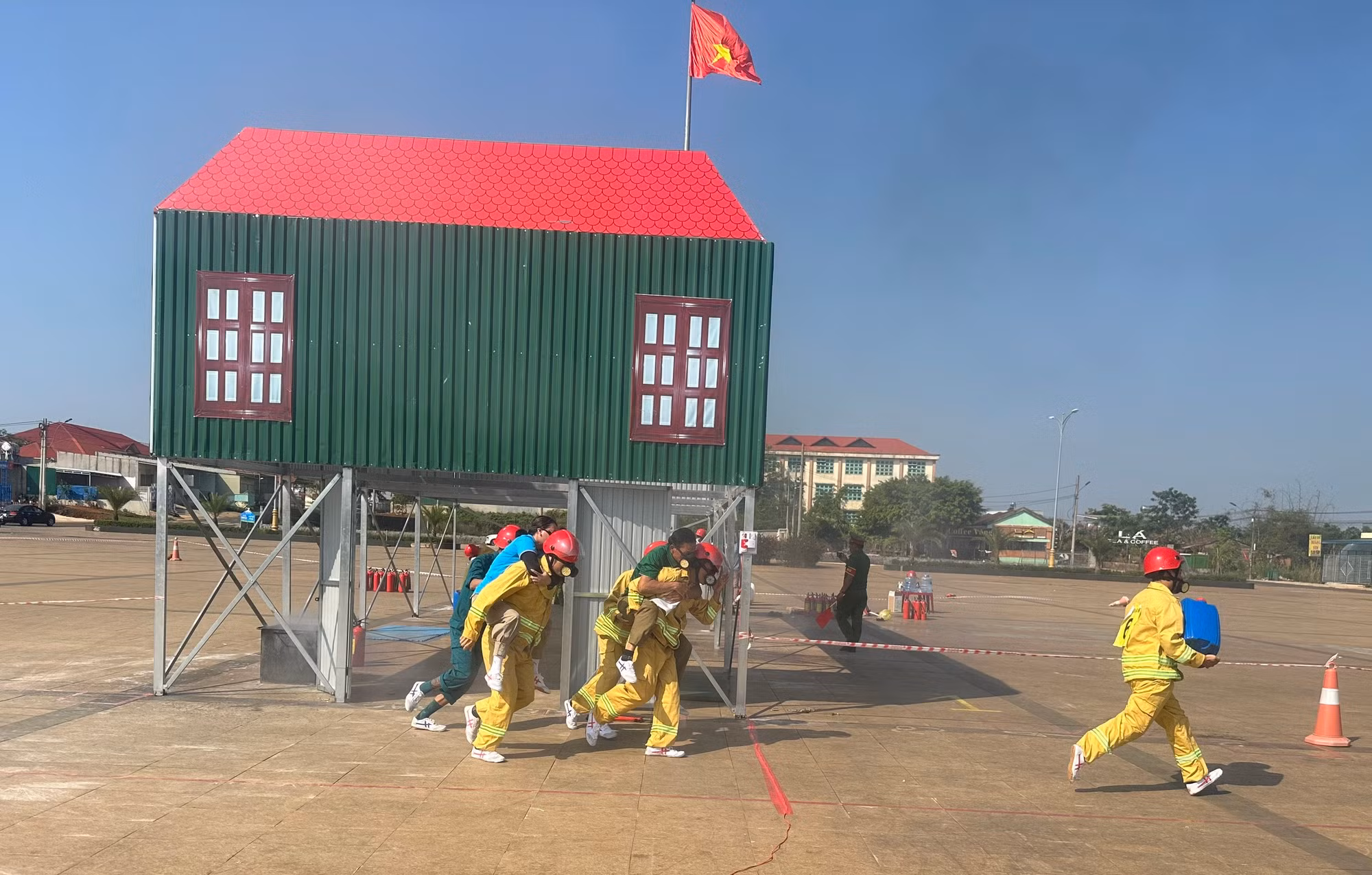 Sôi nổi Hội thi nghiệp vụ chữa cháy và CNCH “Tổ liên gia an toàn PCCC” cấp huyện -0