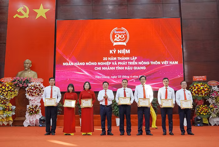 Kỷ niệm 20 năm thành lập Agribank Chi nhánh tỉnh Hậu Giang -1