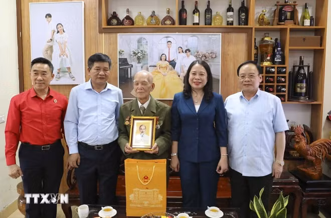 Quyền Chủ tịch nước Võ Thị Ánh Xuân thăm, tặng quà chiến sĩ Điện Biên -0