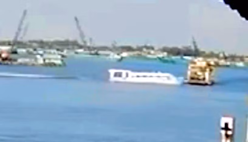 Tàu du lịch va chạm với phà khiến nhiều người bị thương -0