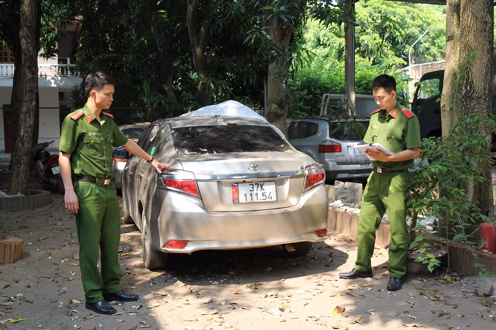 Nợ nần, anh trai rủ em ruột rủ đi trộm ô tô -0