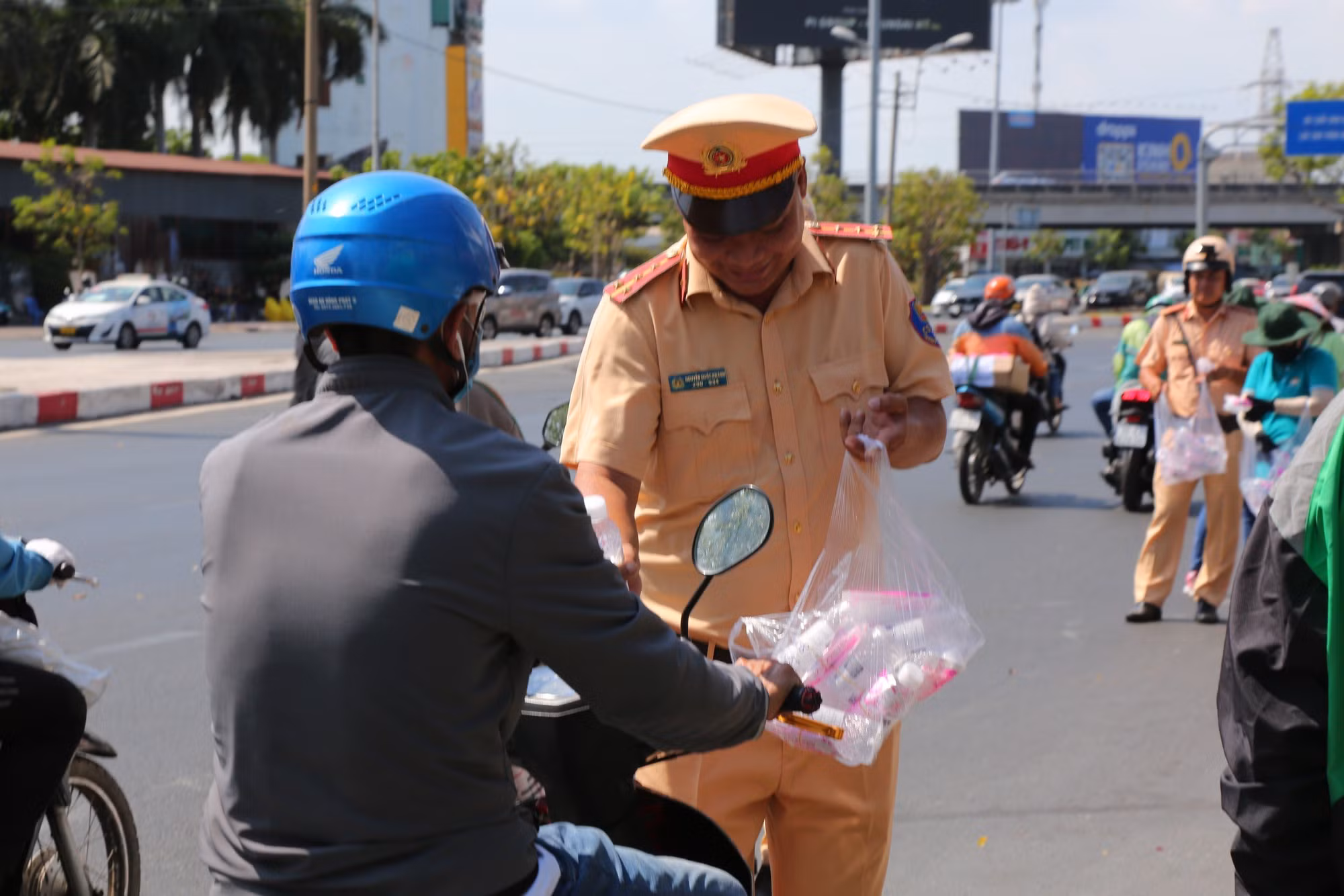 Người dân bắt đầu rời thành phố về quê nghỉ lễ 30/4 -2