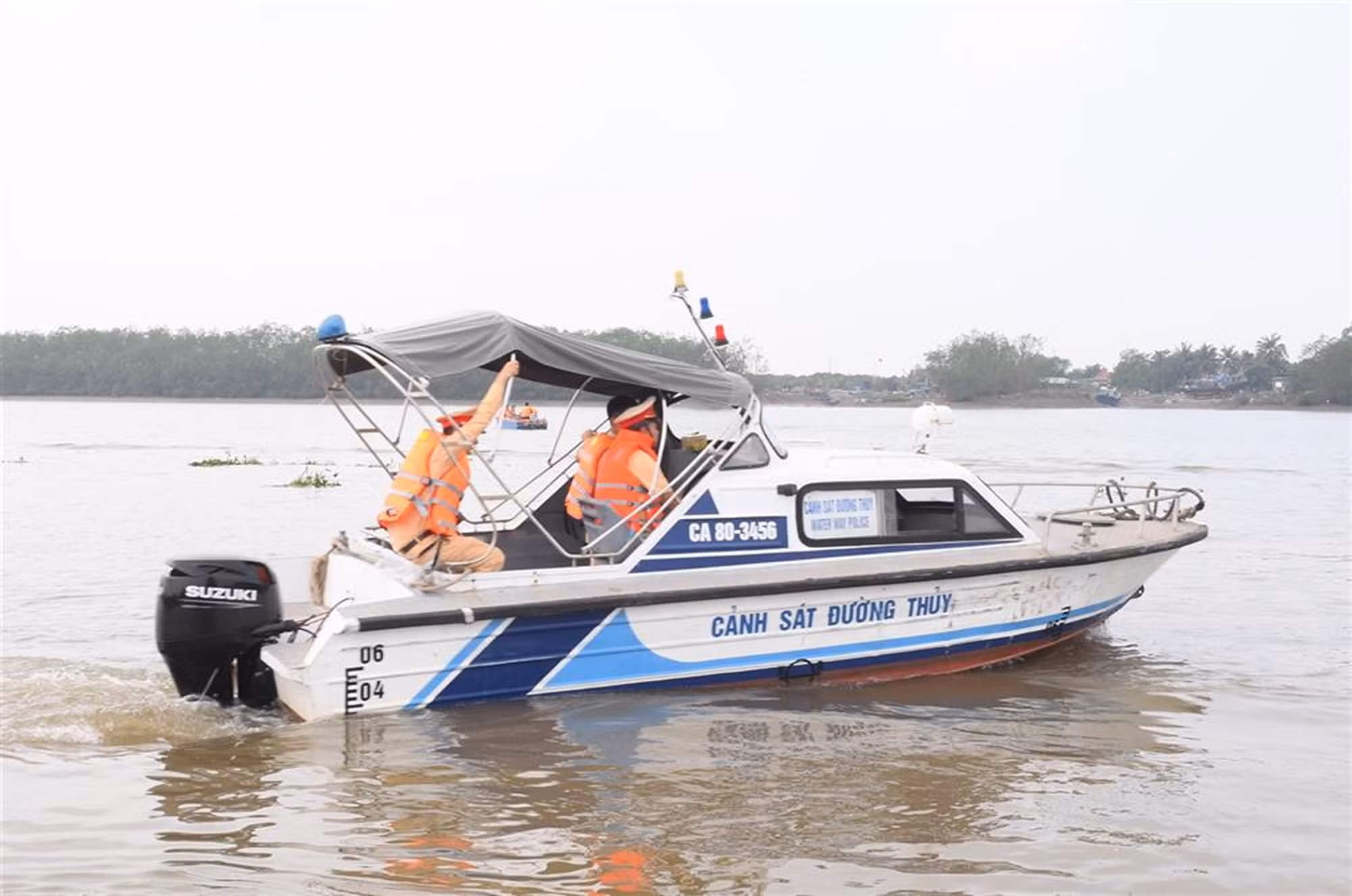 Tăng cường lực lượng Công an tham gia tìm kiếm 2 nạn nhân còn lại trong vụ lật đò ở Quảng Ninh -0