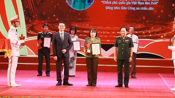 Trao giải Cuộc thi viết “Bảo vệ nền tảng tư tưởng của Đảng trong tình hình mới”