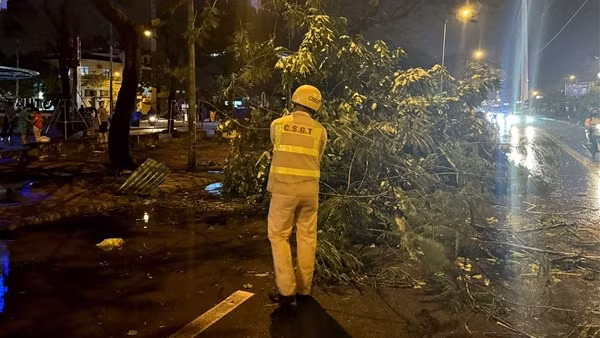 Công an Hà Nội ứng trực xuyên đêm&nbsp;khắc phục hậu quả mưa lớn
