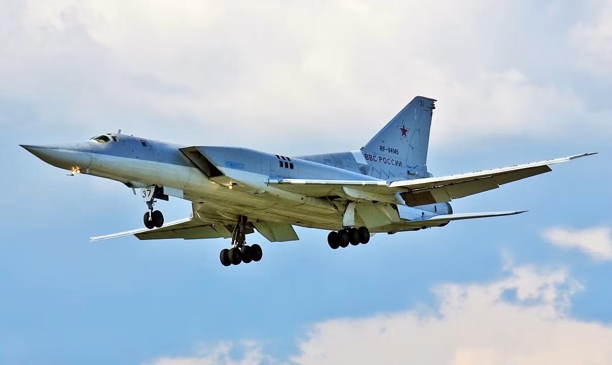 Ukraine bắn hạ máy bay ném bom của Nga -0