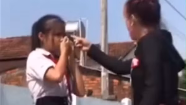 Nữ sinh lớp 7 bị dì ruột bạn học hành hung