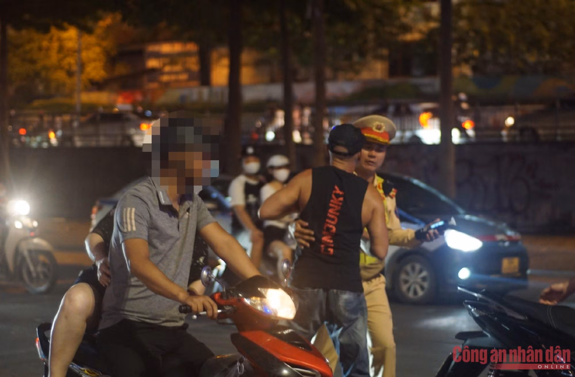 Rượu bia ngày lễ, nhiều tài xế bị CSGT giữ xe, phạt tiền ảnh 3 Rượu bia ngày lễ, nhiều tài xế bị CSGT thu xe, phạt tiền -0