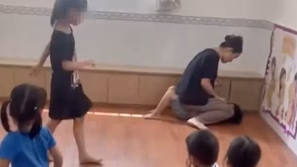 Đình chỉ lớp mẫu giáo có giáo viên ngồi lên bụng trẻ để đút thức ăn