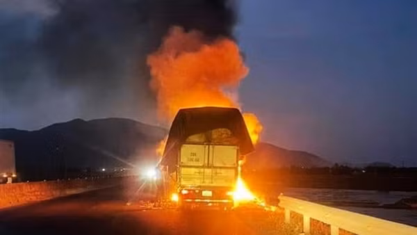 Đang chạy trên quốc lộ 1A, xe tải bốc cháy dữ dội