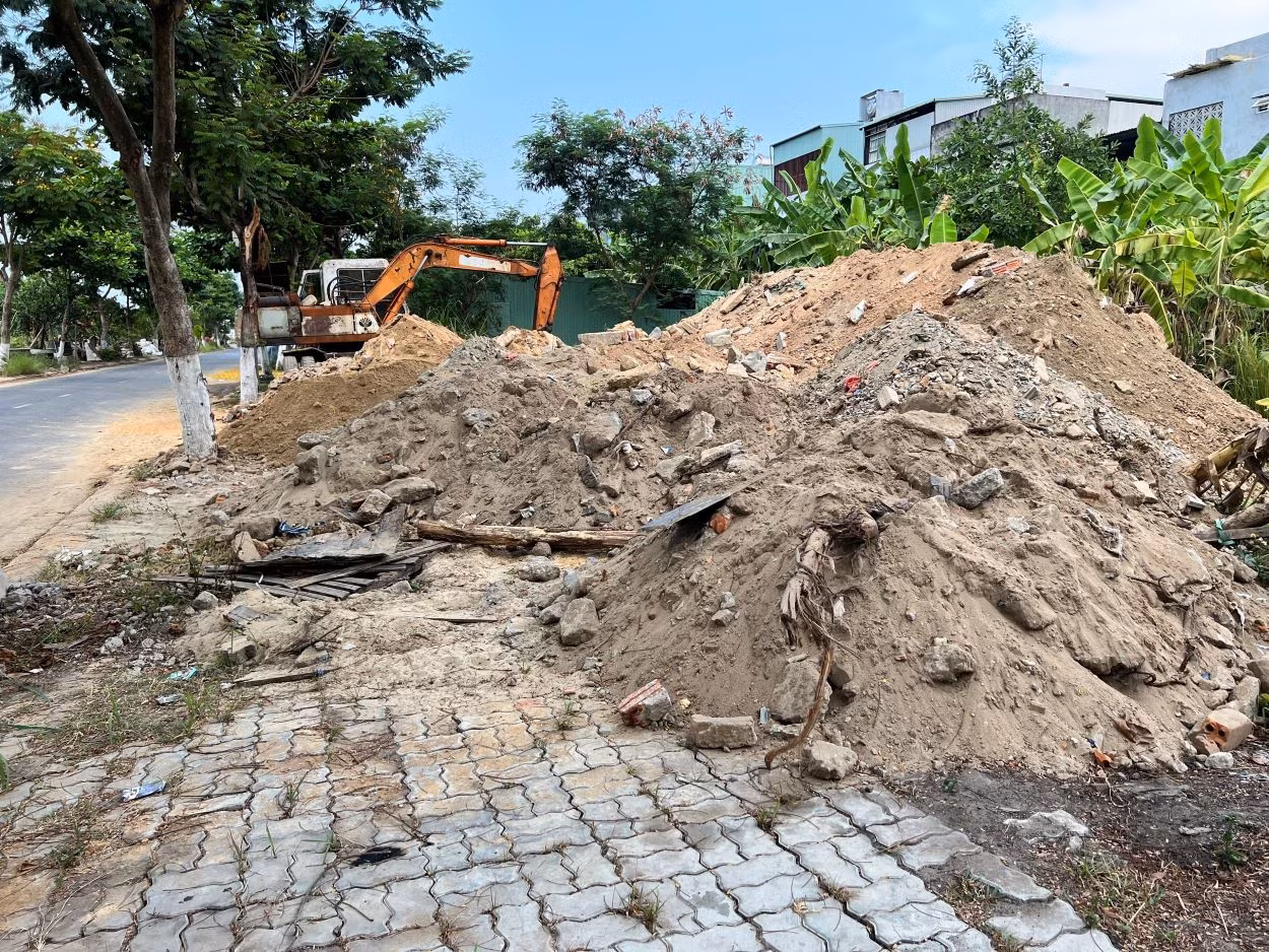 Đà Nẵng: Cần chấm dứt hàng loạt bãi tập kết rác thải xây dựng không phép giữa khu dân cư -0