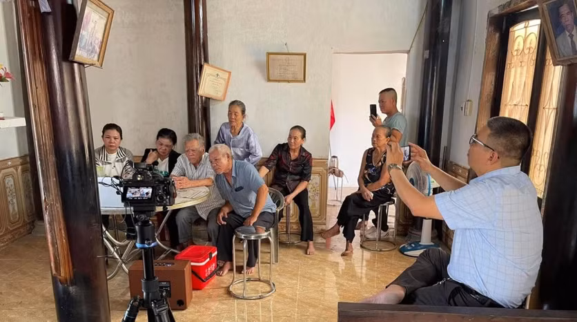 Người cha nghẹn ngào khi tìm được con sau 43 năm thất lạc -0