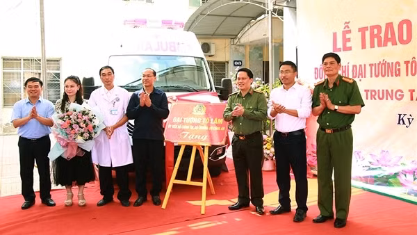 Trao xe cứu thương của Bộ trưởng Bộ Công an tặng Trung tâm y tế huyện Kỳ Sơn