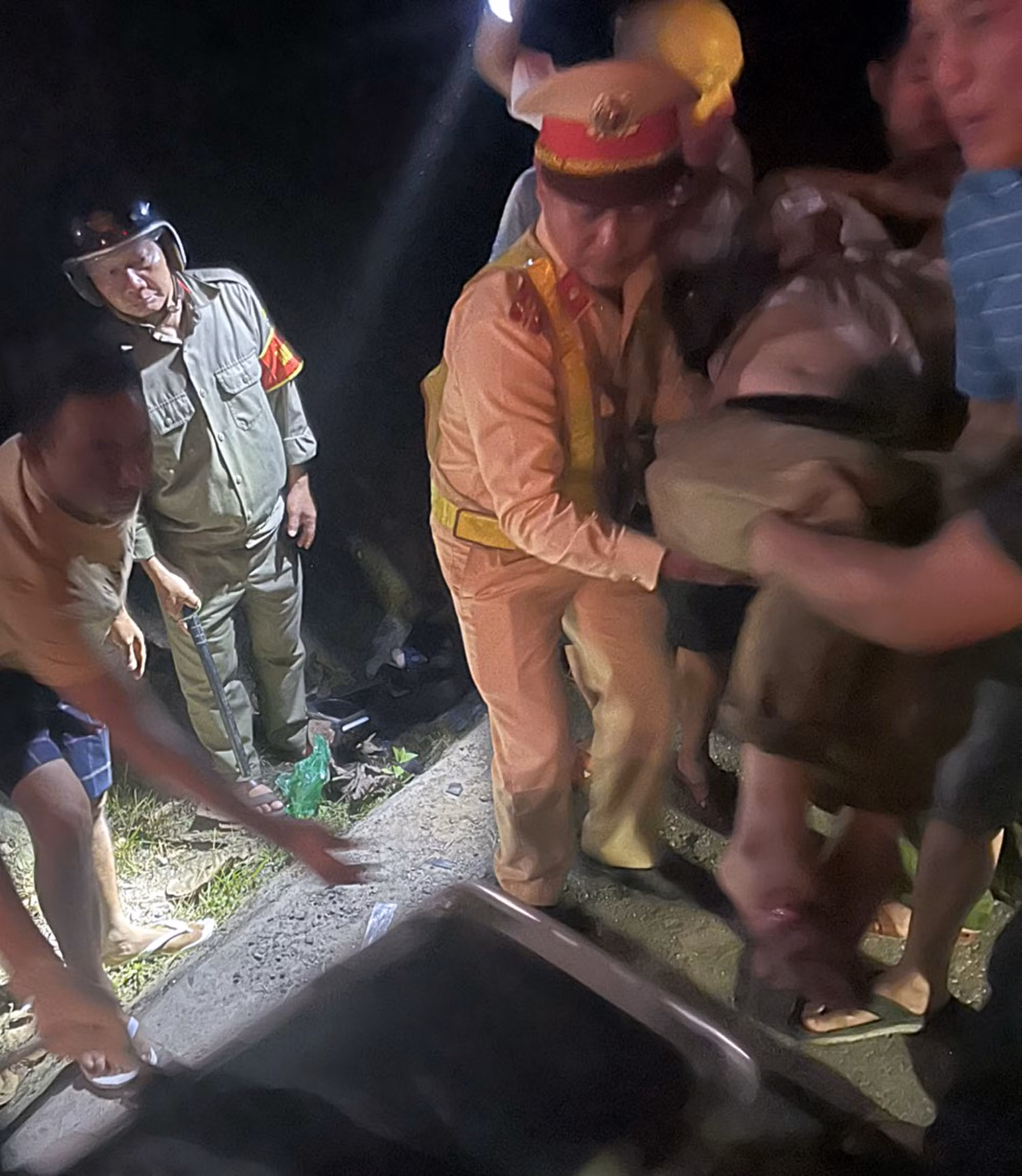 Ôtô khách va chạm ôtô tải, 2 người thương vong -0