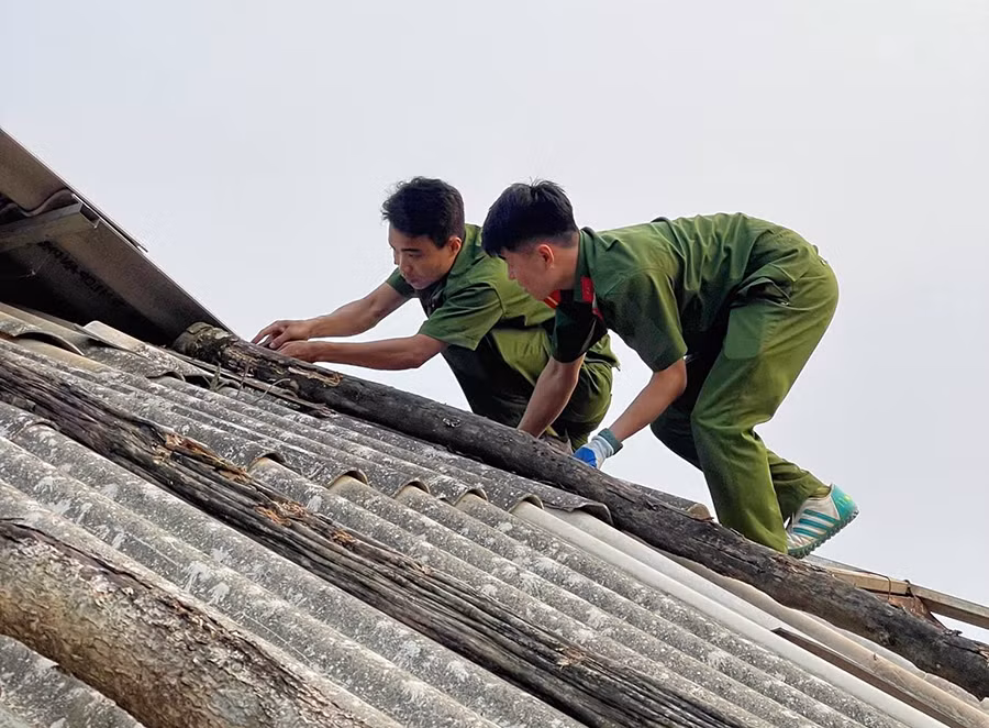 Công an Sơn La hỗ trợ nhân dân khắc phục hậu quả do thiên tai -1
