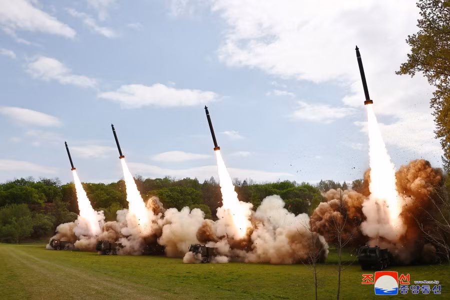 Ông Kim Jong-un chỉ đạo tập trận mô phỏng phản công hạt nhân -0