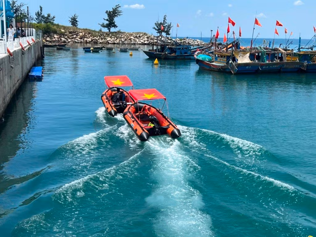 Tiềm ẩn rủi ro từ việc cải hoán tàu cá thành phương tiện “du lịch chui” chở du khách xung quanh bán đảo Sơn Trà -1