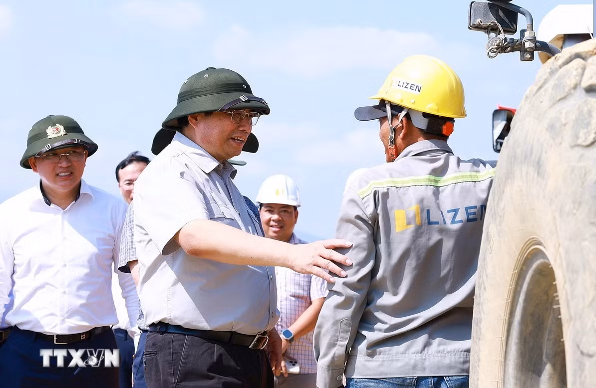 Thủ tướng Phạm Minh Chính thăm hỏi, động viên công nhân thi công Dự án cao tốc Vân Phong-Nha Trang. (Ảnh: Dương Giang/TTXVN)