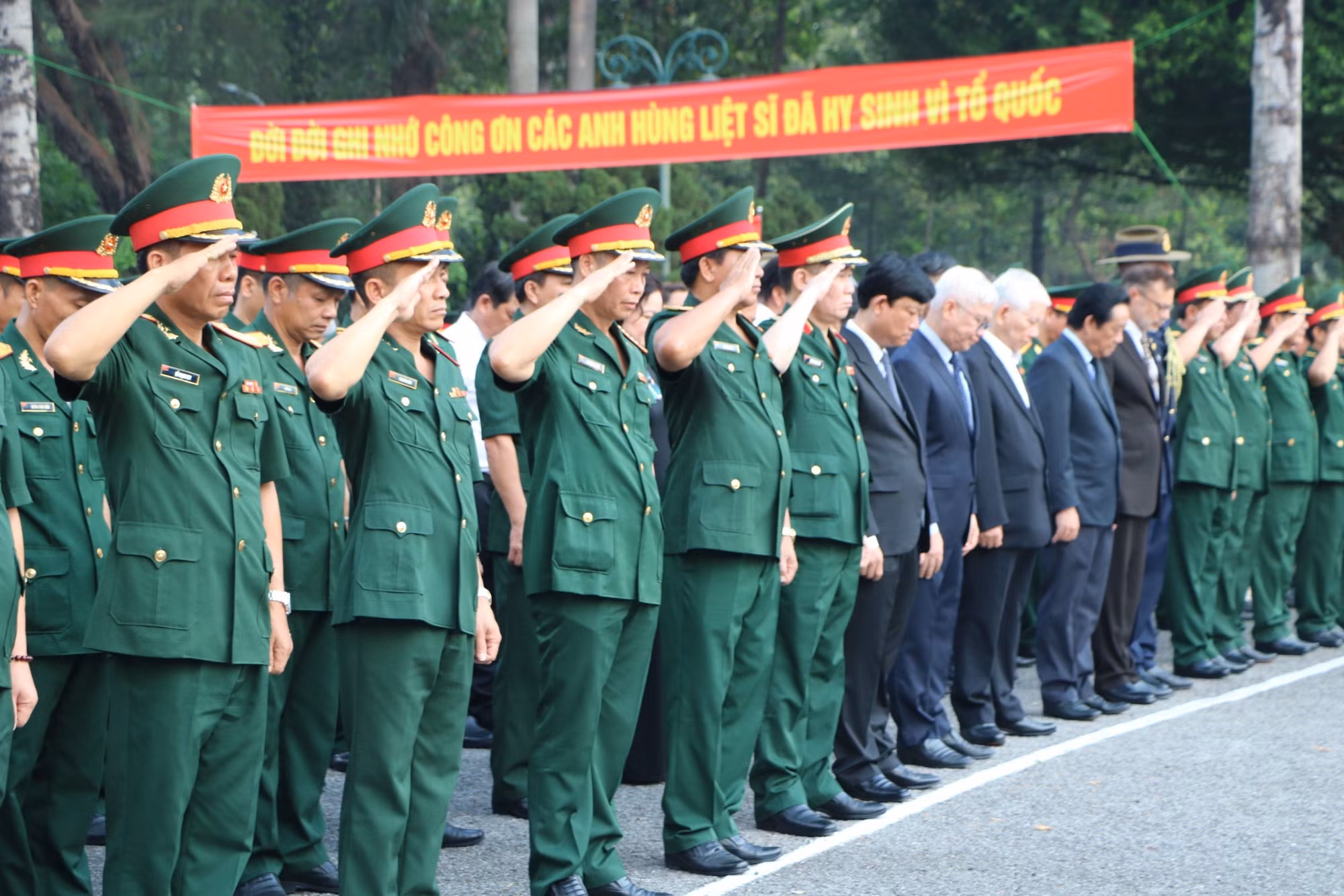 Truy điệu hàng chục liệt sĩ Sư đoàn 7 anh dũng hy sinh tại Bàu Hang -0