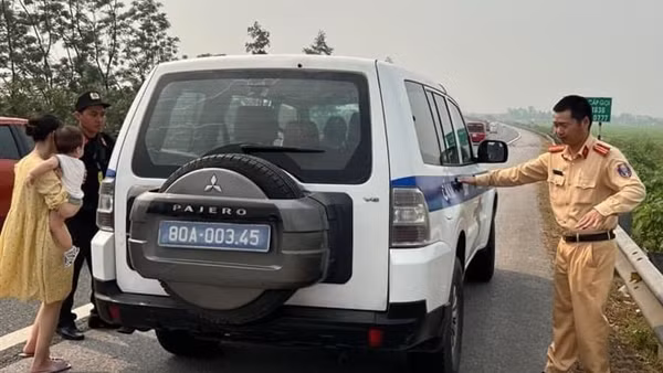 Hỏng xe trên cao tốc, người dân được CSGT hỗ trợ đưa về trạm dừng nghỉ an toàn