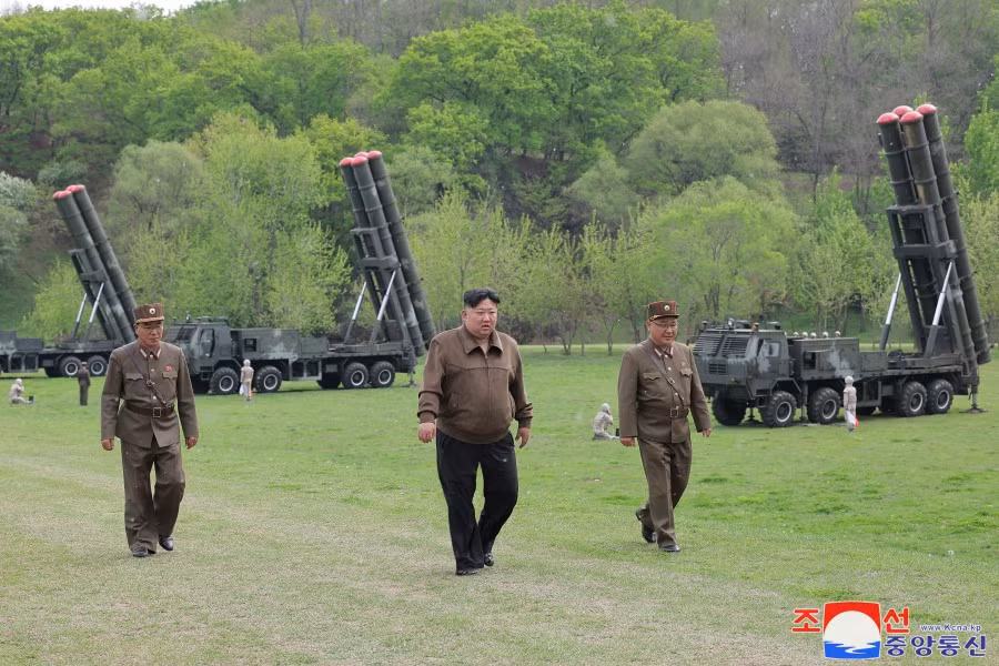 Ông Kim Jong-un chỉ đạo tập trận mô phỏng phản công hạt nhân -0