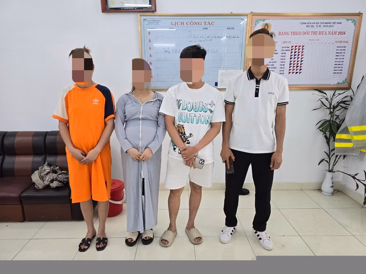 Triệu tập các tài xế đoàn xe sang rước dâu dừng, đỗ giữa đường để chụp ảnh -0