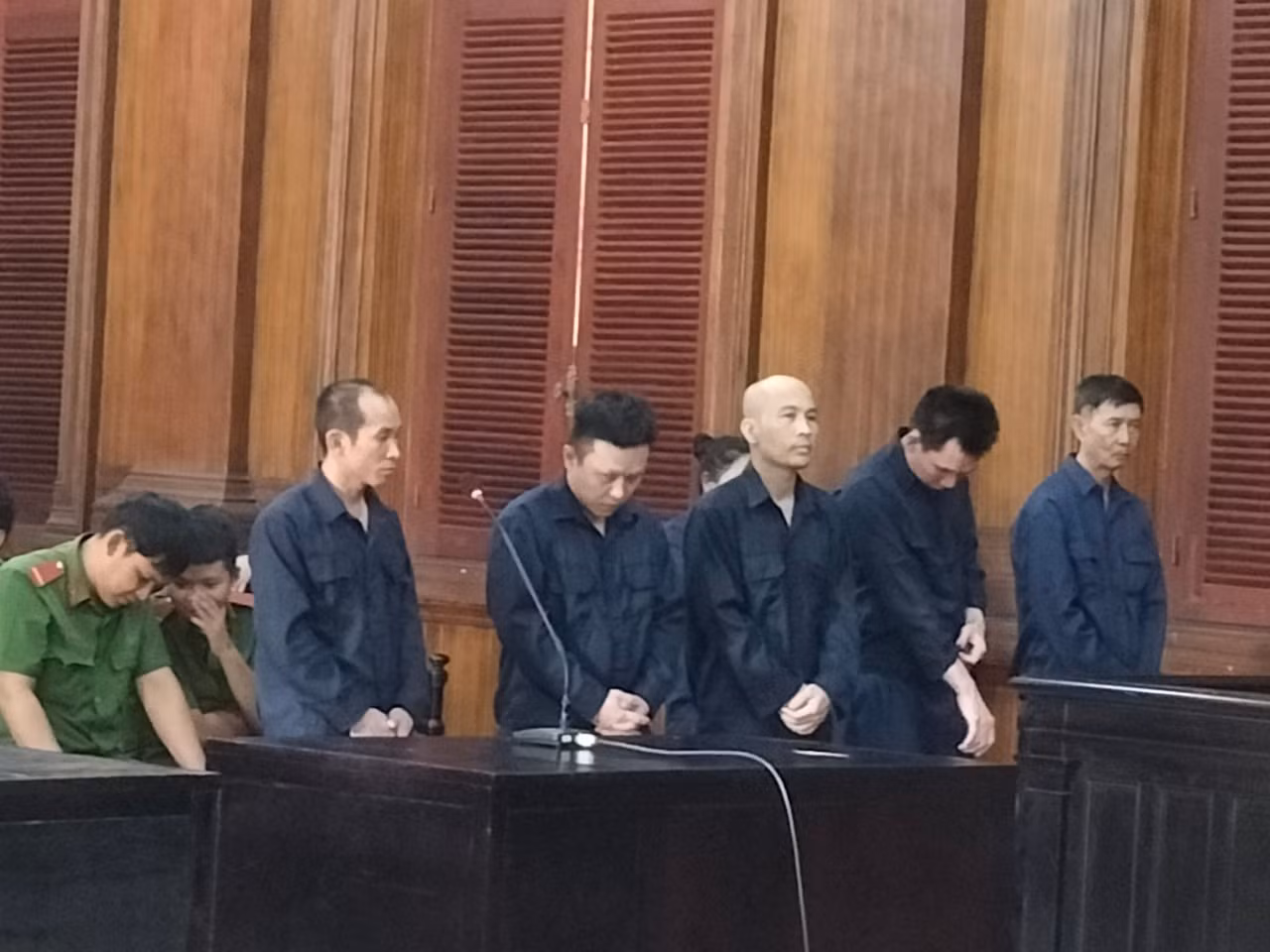 Năm bị cáo&nbsp;trong đường dây vận chuyển ma túy từ nước ngoài về Việt Nam&nbsp;bị tuyên án tử hình -0