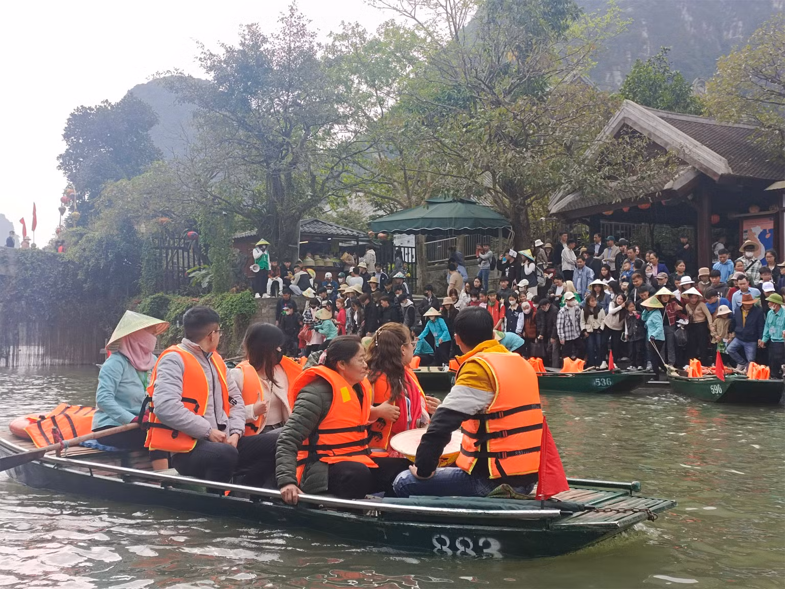 Khách du xuân chen chân chờ hơn 2h để vào Tràng An -0