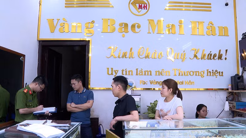 Nhanh chóng khống chế, bắt giữ đối tượng cướp tiệm vàng Mai Hân -0