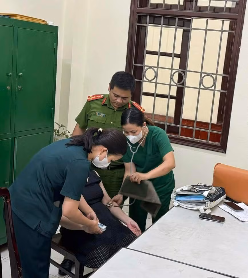 Công an phường kịp thời cứu người phụ nữ nhảy hồ tự tử -0