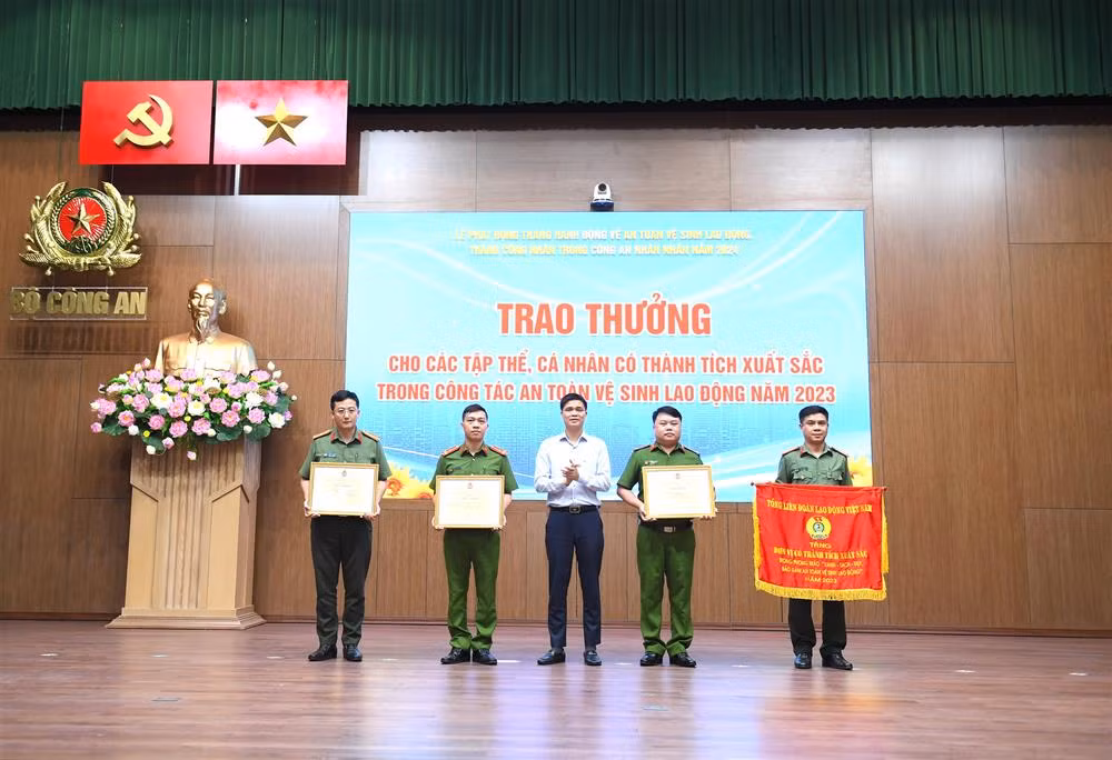 Bộ Công an phát động Tháng Công nhân và Tháng hành động về an toàn vệ sinh lao động trong CAND -0