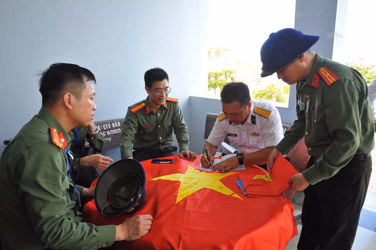 Đoàn công tác số 8 hoàn thành chuyến thăm quần đảo Trường Sa, nhà giàn DKI/2 năm 2024 -0